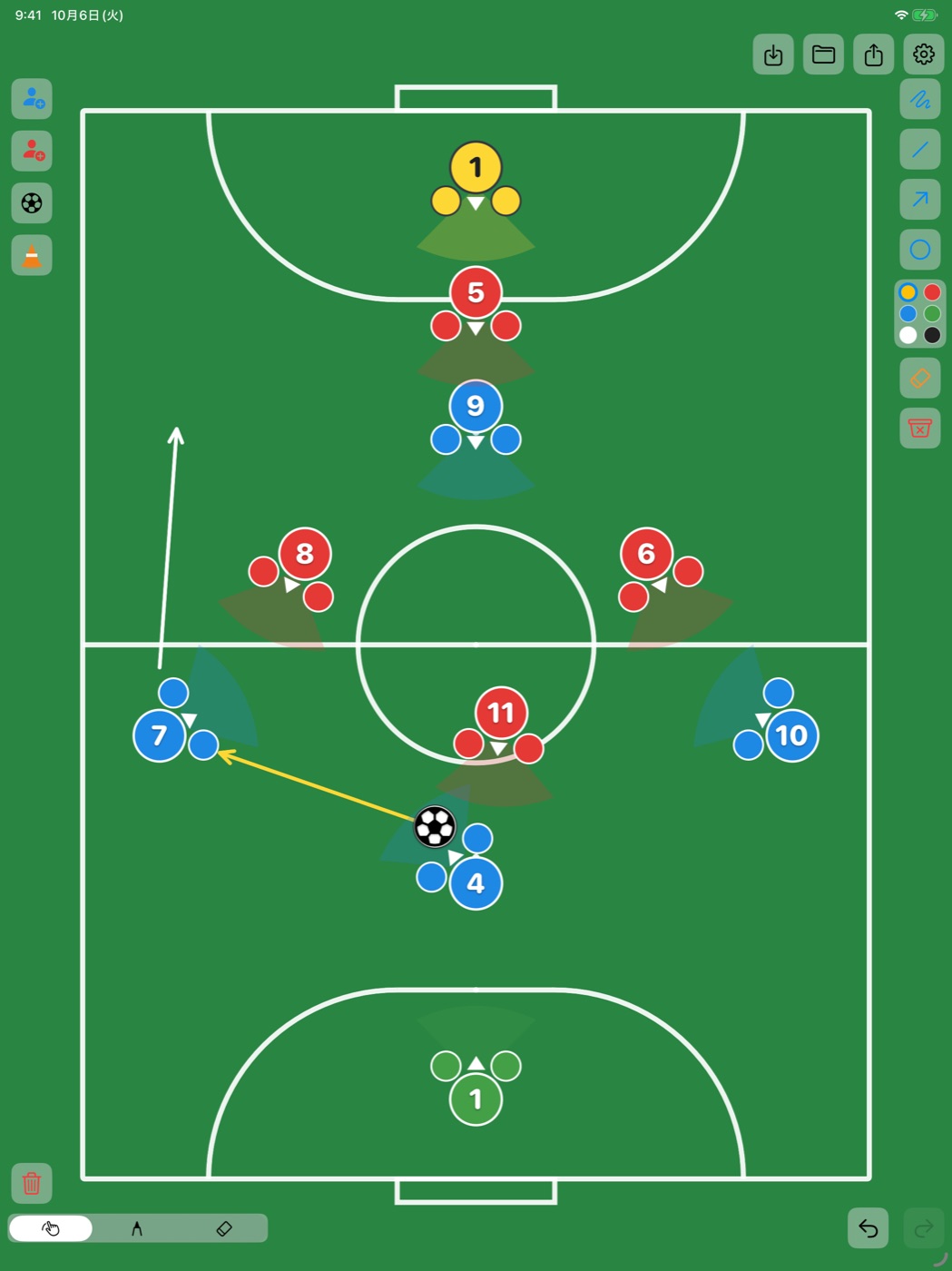 A futsal build-up drawn on the board, each player showing body orientation